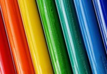 Tworzywa sztuczne wykorzystywane w reklamie – przykłady zastosowań